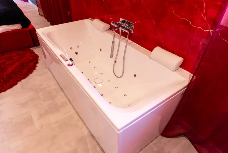Baignoire balnéo deux places sous lumière rouge