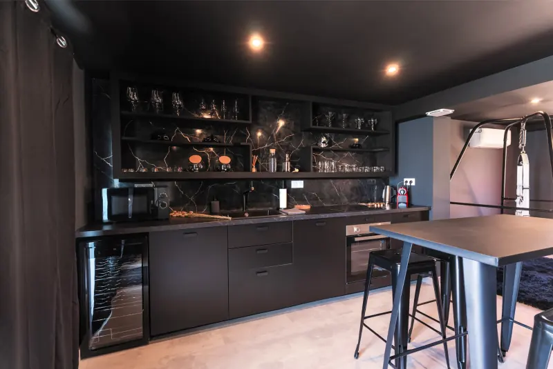 Bar privé et cuisine noire de la suite L'Interdit