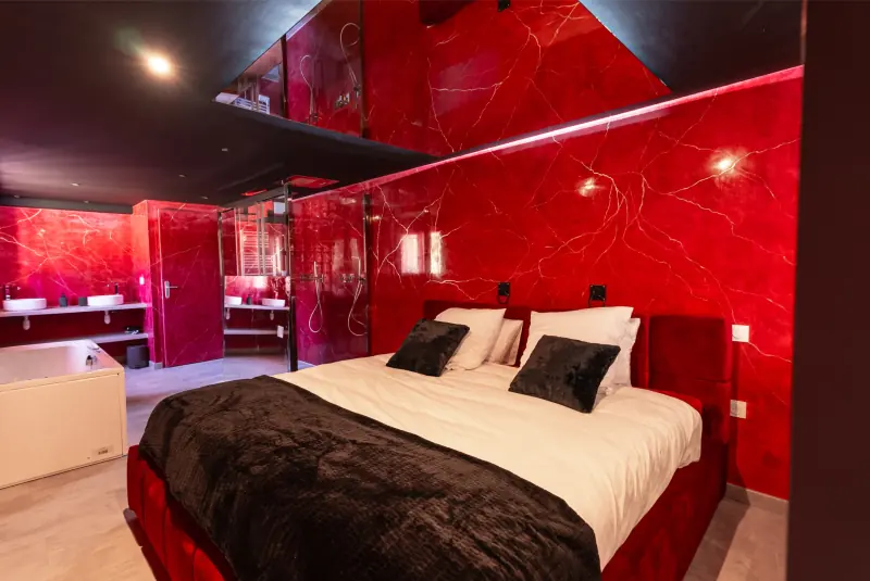 Chambre rouge et noire de la suite L'Interdit à La Ferté-Gaucher