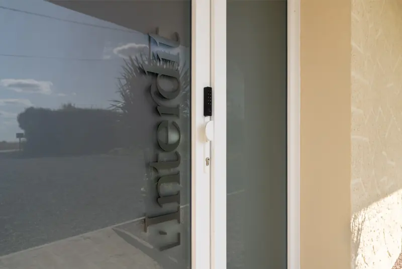 Porte d'entrée discrète de la suite L'Interdit