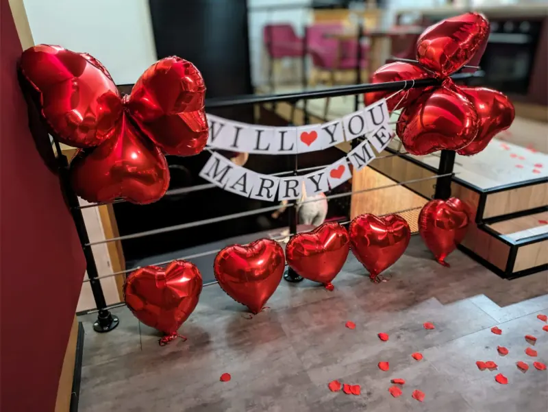 Décoration de demande en mariage avec ballons cœurs rouges