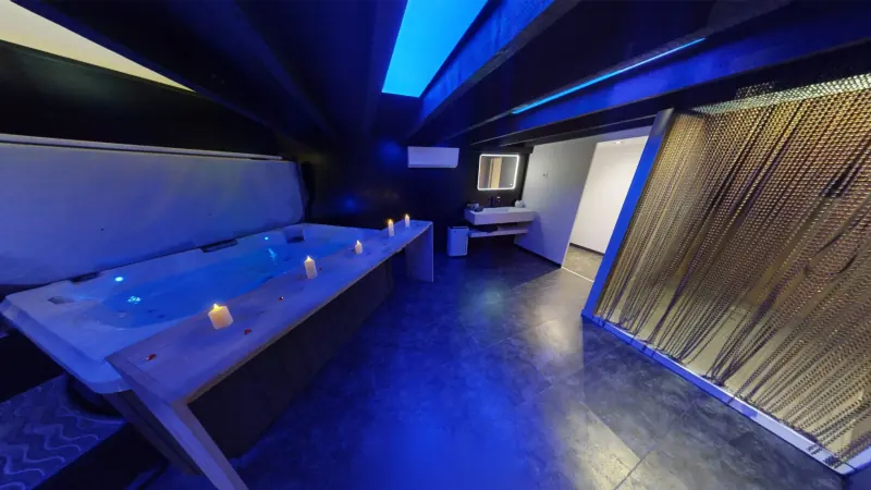 Love room La Rétro baignée de lumière bleue avec spa