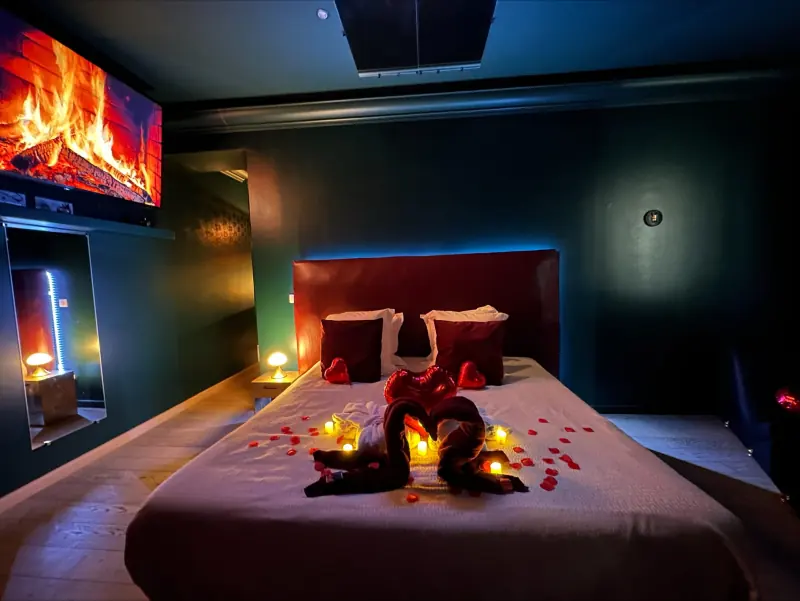 Love room Velvet Désire à Bordeaux : lit king size, pétales de roses et bougies