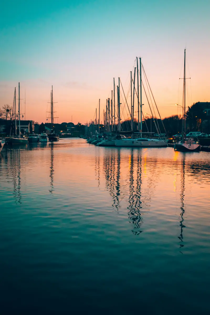 Port de plaisance et reflets dorés au coucher du soleil