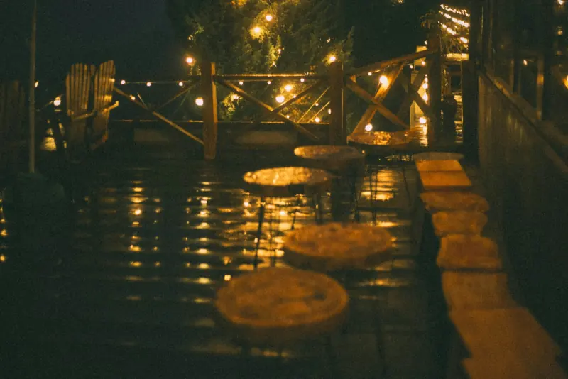 Terrasse éclairée de guirlandes lumineuses le soir
