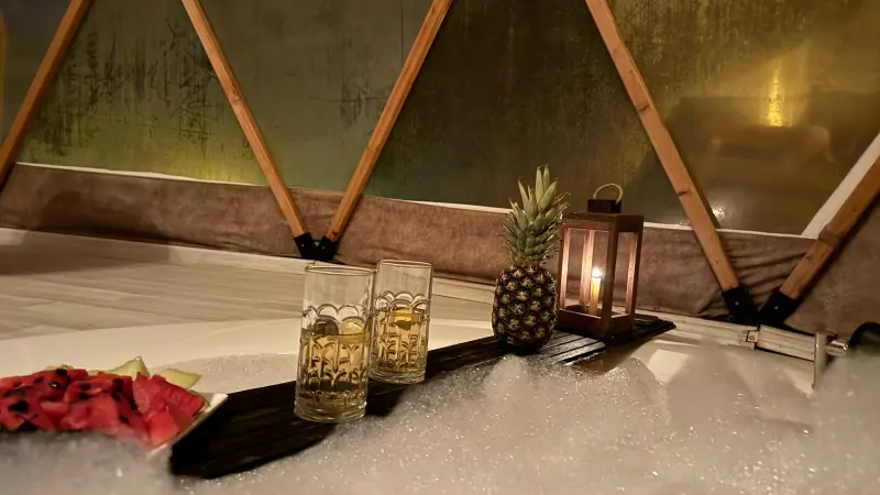 Bain moussant, bougies et coupes de champagne