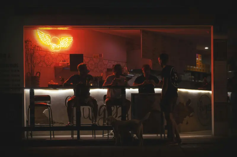 Bar de nuit éclairé de rouge