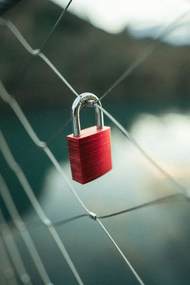 Cadenas rouge fermé