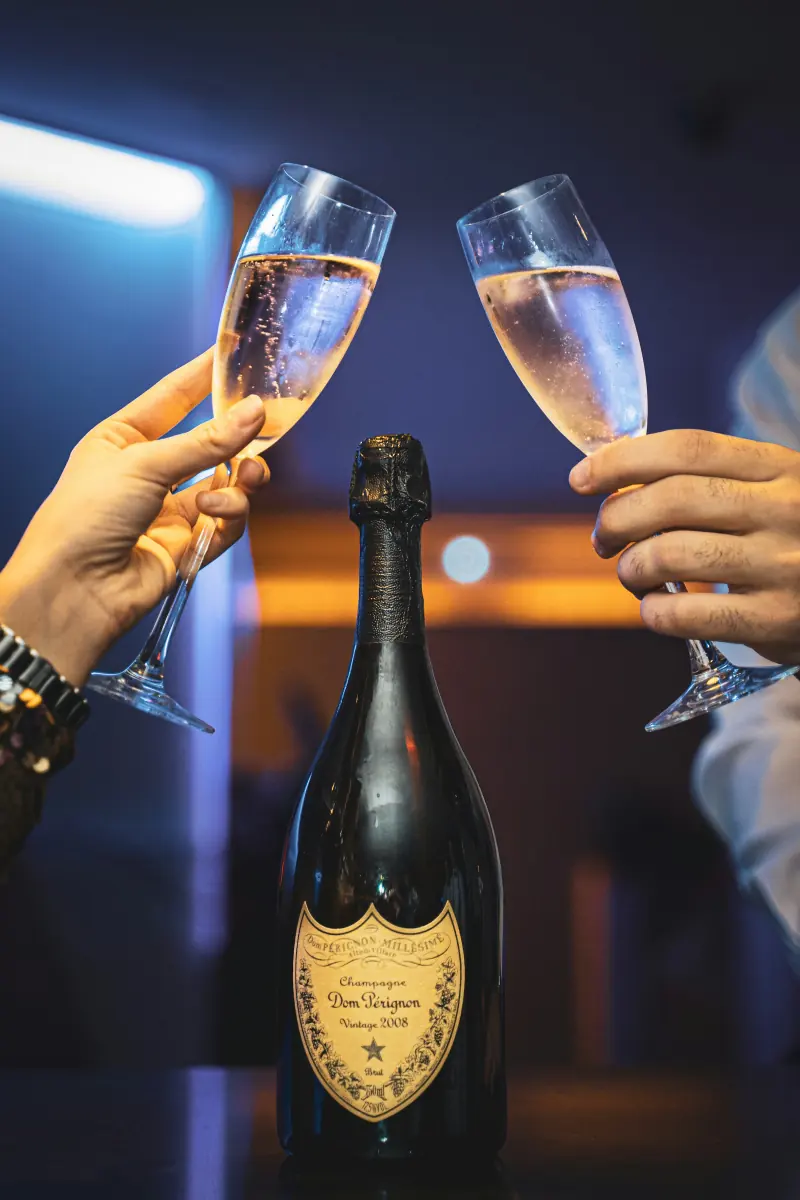Deux coupes de champagne qui trinquent