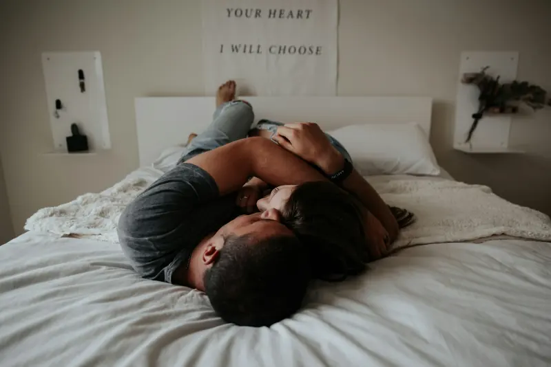 Couple complice allongé sur un lit