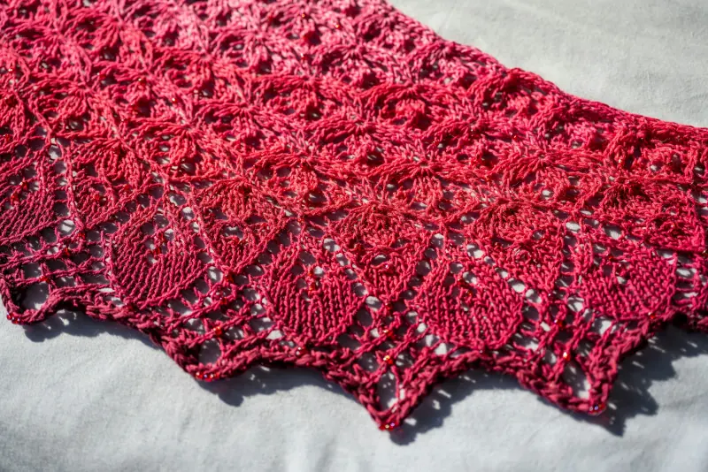 Dentelle rouge sur tissu clair