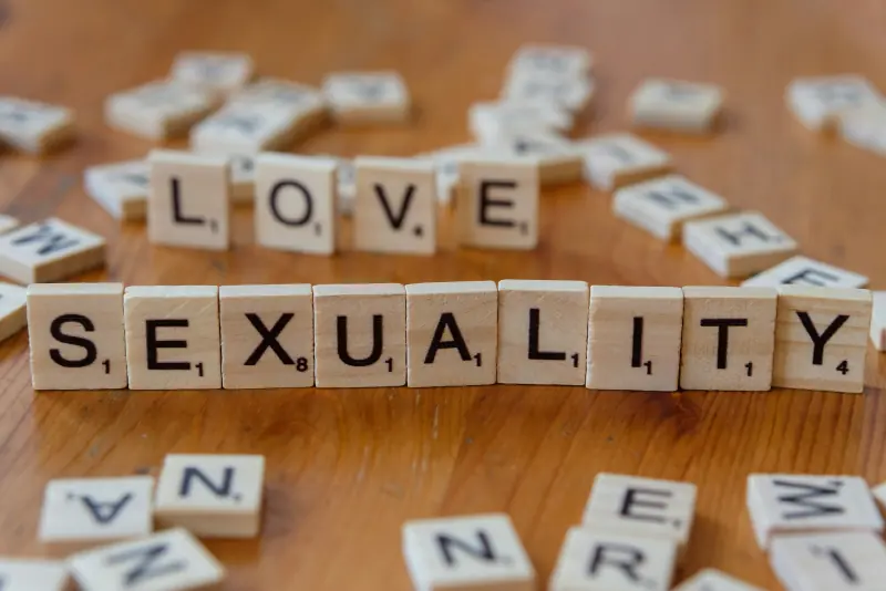 Lettres de jeu formant les mots love et sexualité