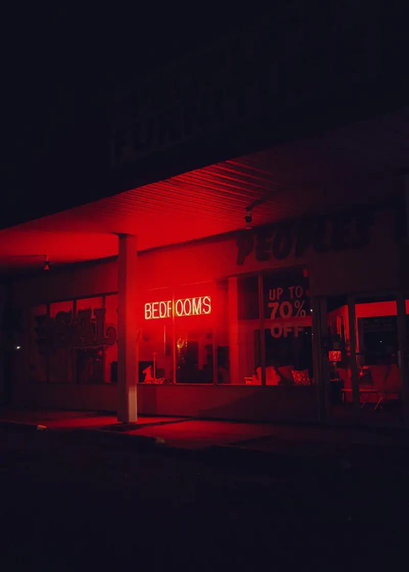 Enseigne lumineuse rouge dans la nuit