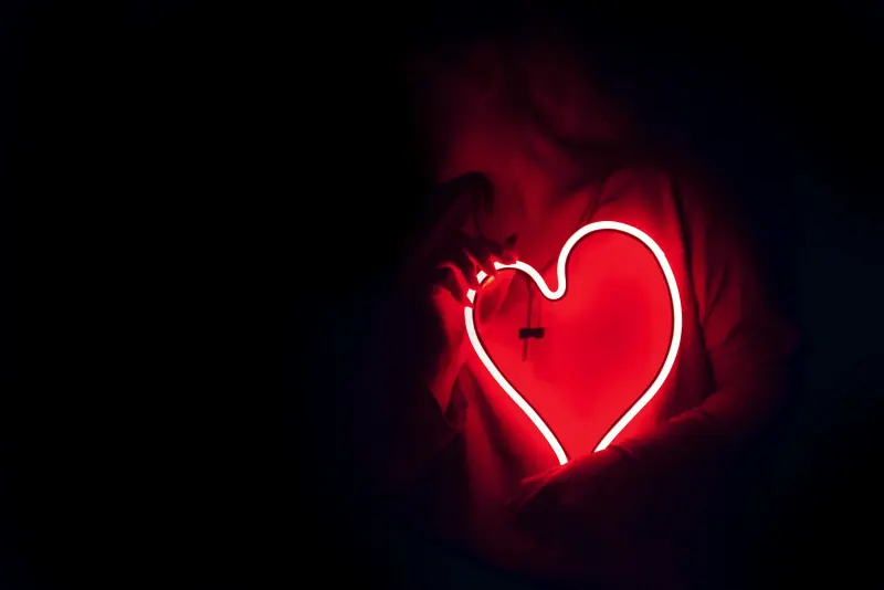 Néon rouge en forme de cœur