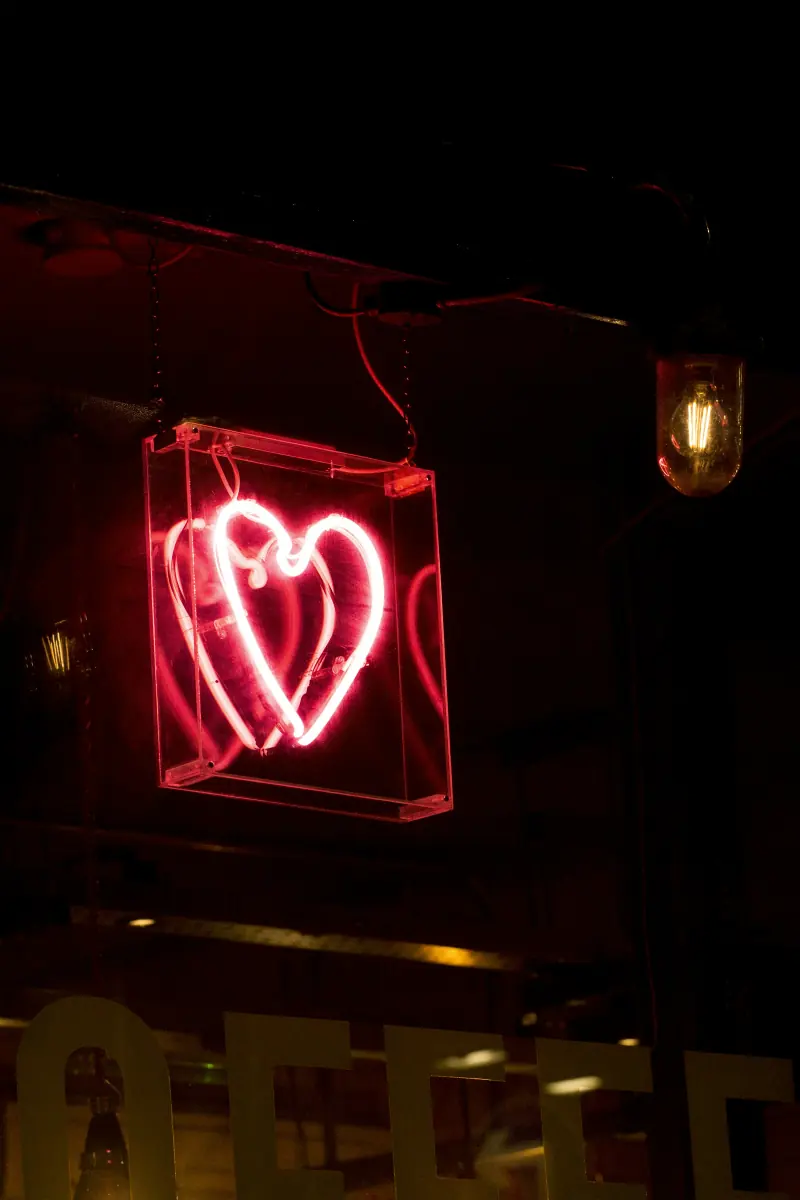 Néon cœur rose dans une vitrine
