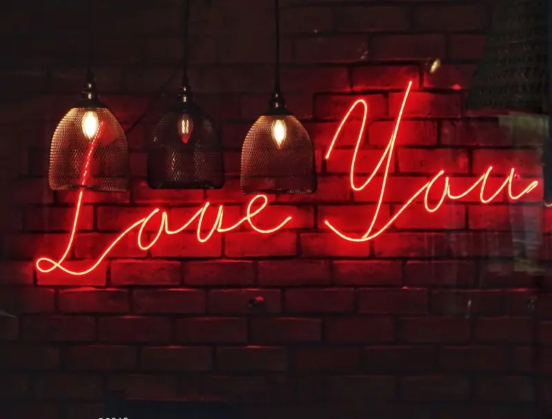 Néon Love you sur un mur de briques