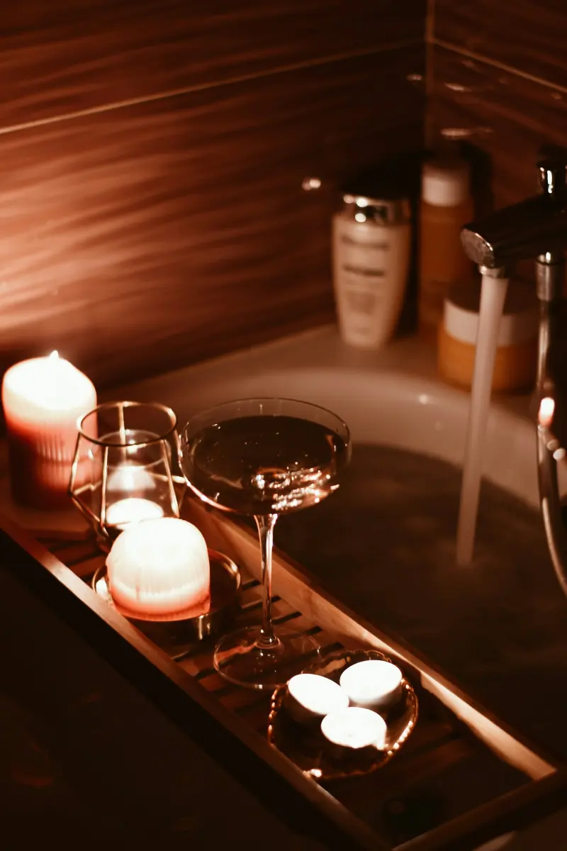 Bain chaud, bougies et coupe de champagne