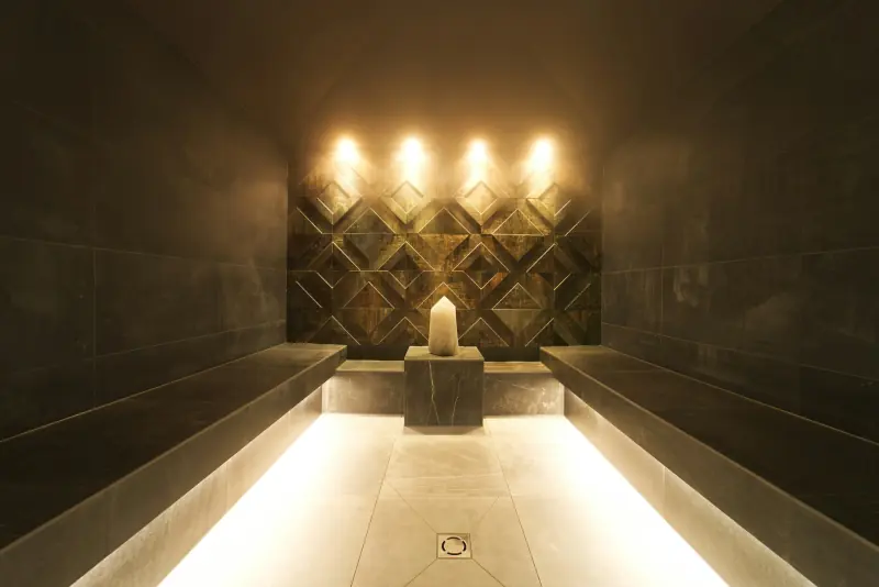 Hammam en pierre avec éclairage d'ambiance et bougie