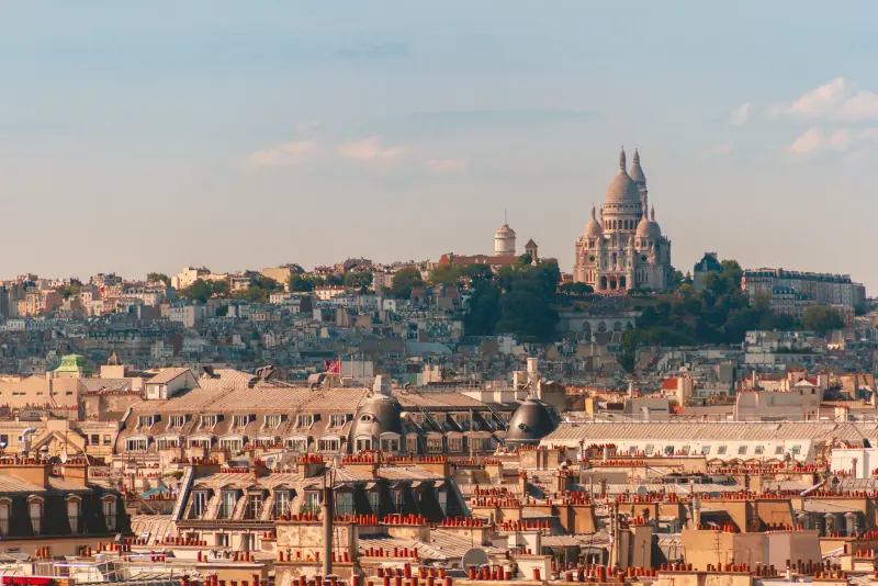 Toits de Paris et basilique du Sacré-Cœur en fin de journée