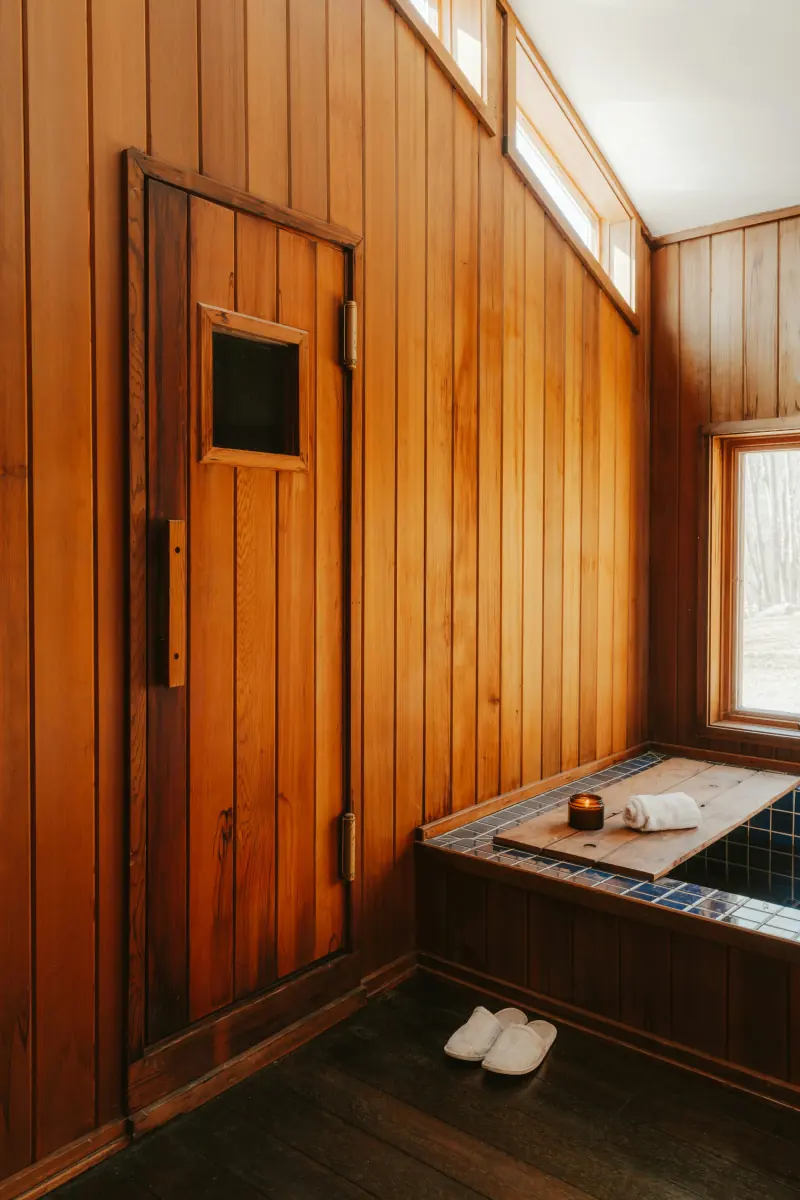 Sauna en bois avec une bougie et une serviette