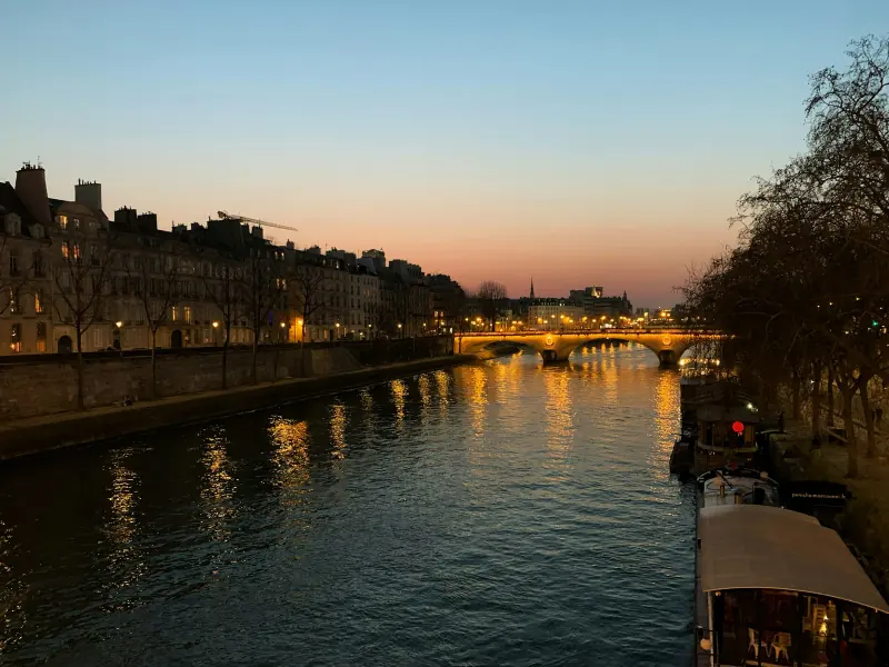 Quais de Seine au crépuscule