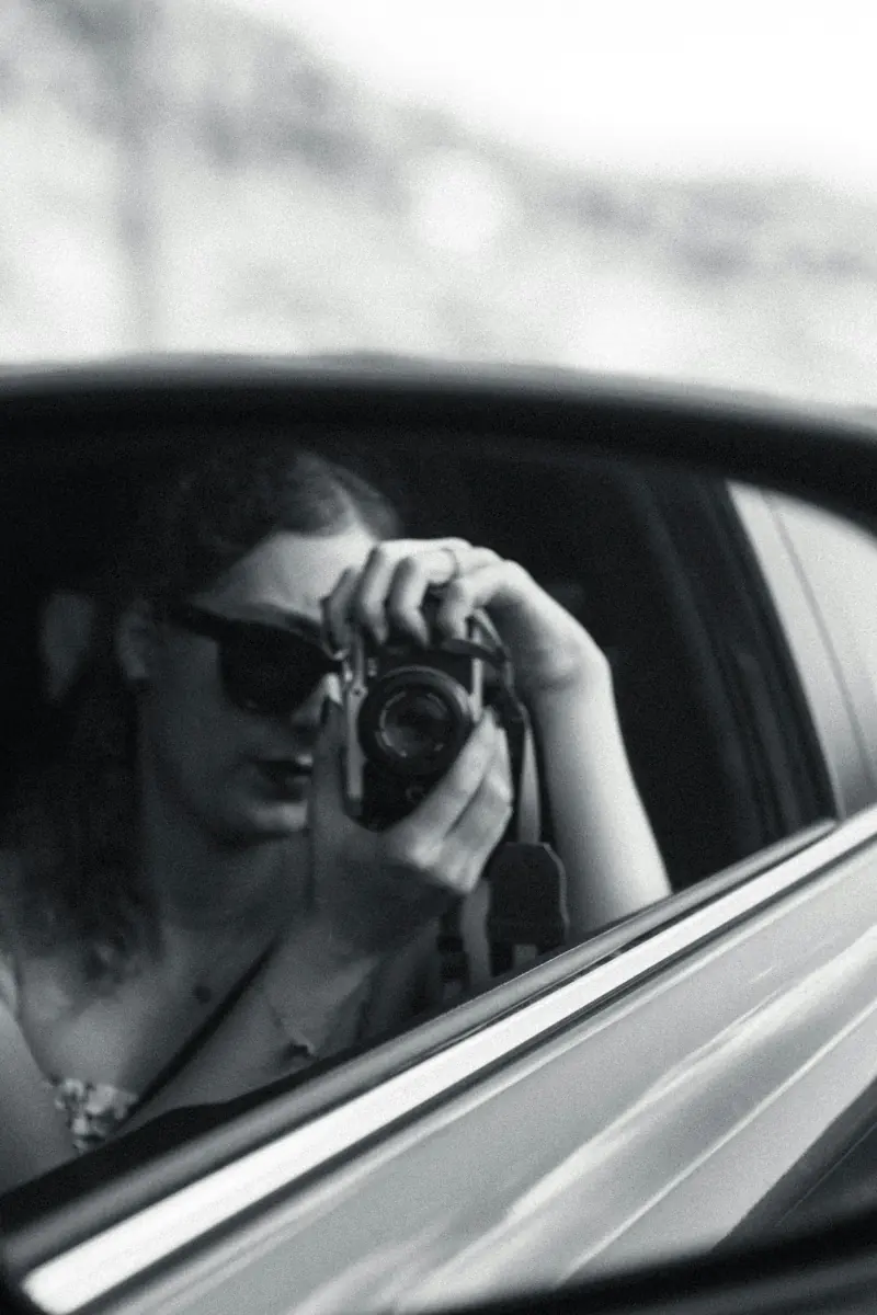 Photographe cadrant une prise de vue