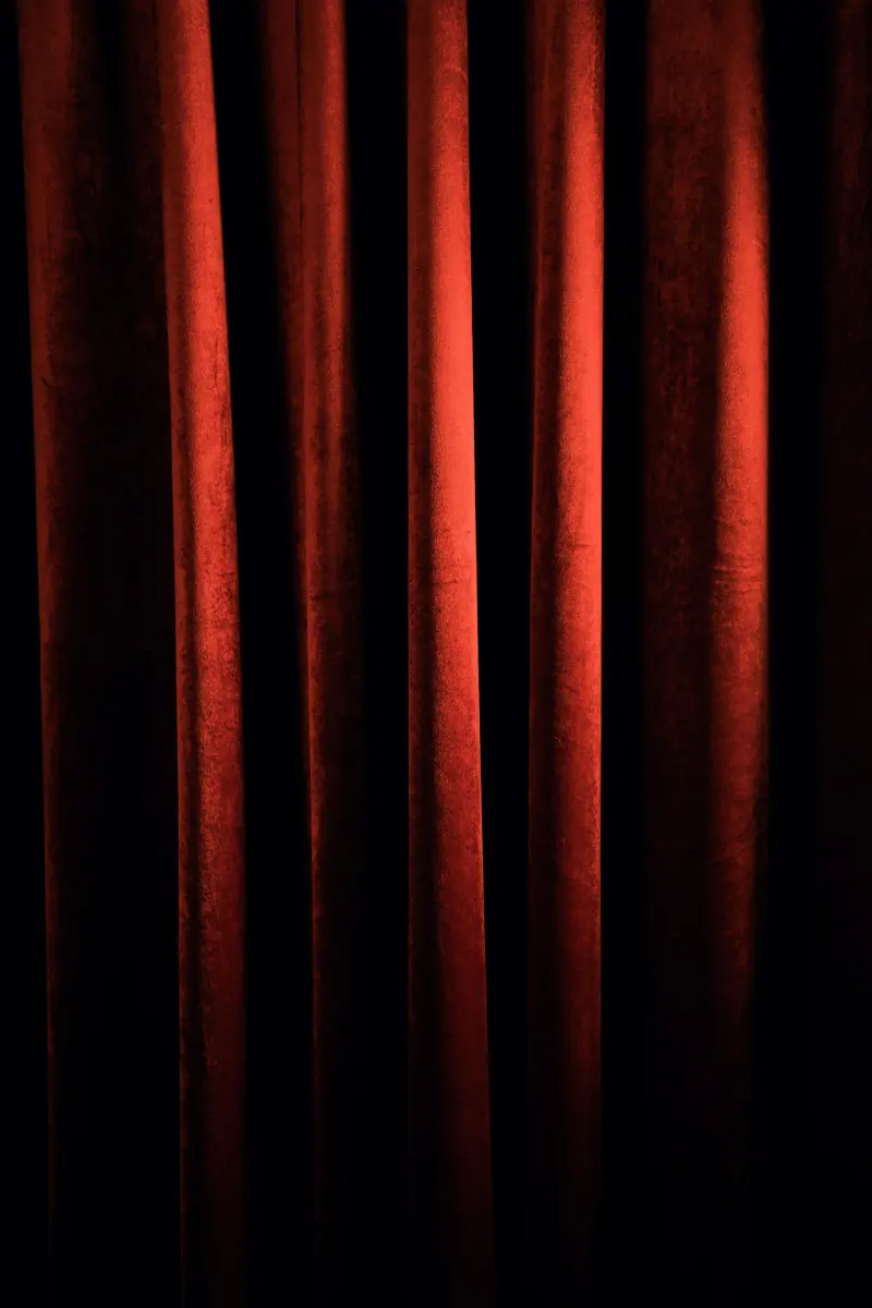 Rideau de velours rouge dans la pénombre