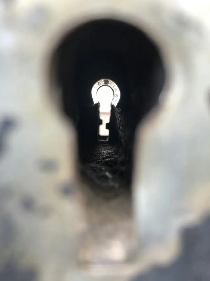 Lumière passant par un trou de serrure