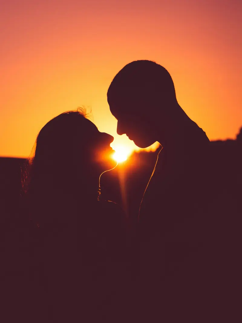 Couple en contre-jour dans une lumière orangée