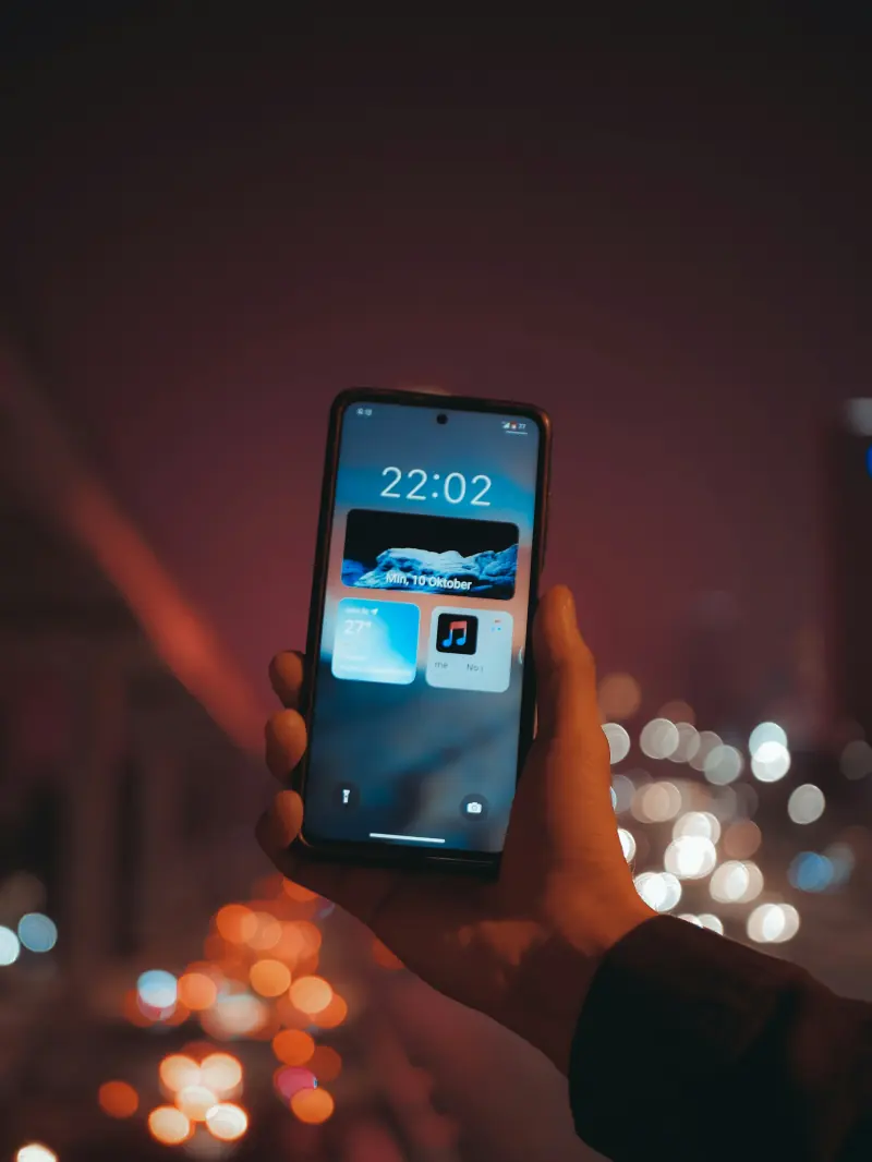 Smartphone dans une ambiance rouge