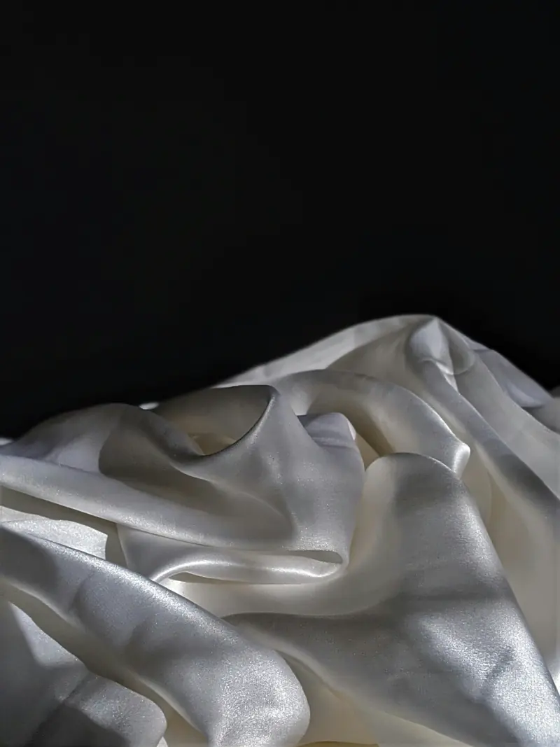 Draps satinés dans la pénombre
