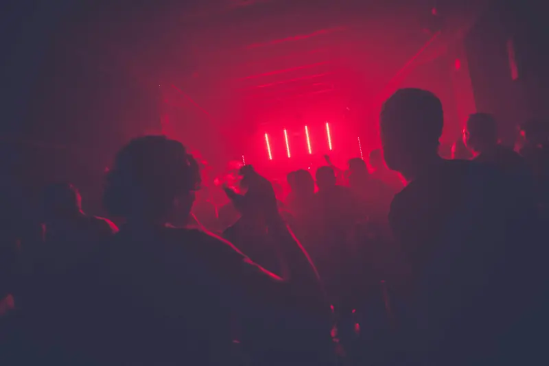 Silhouettes dans une soirée aux lumières rouges