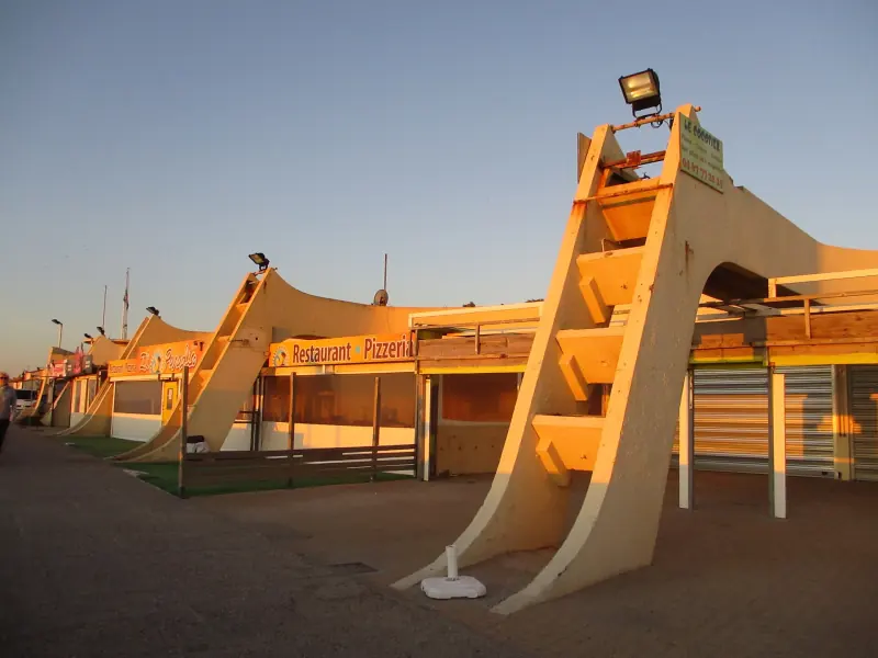 Restaurants de plage de La Roquille, au Cap d'Agde, dans la lumière de l'aube